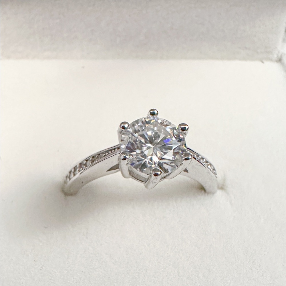 Elegant Silver Ring with 1 carat Moissanite Stone
